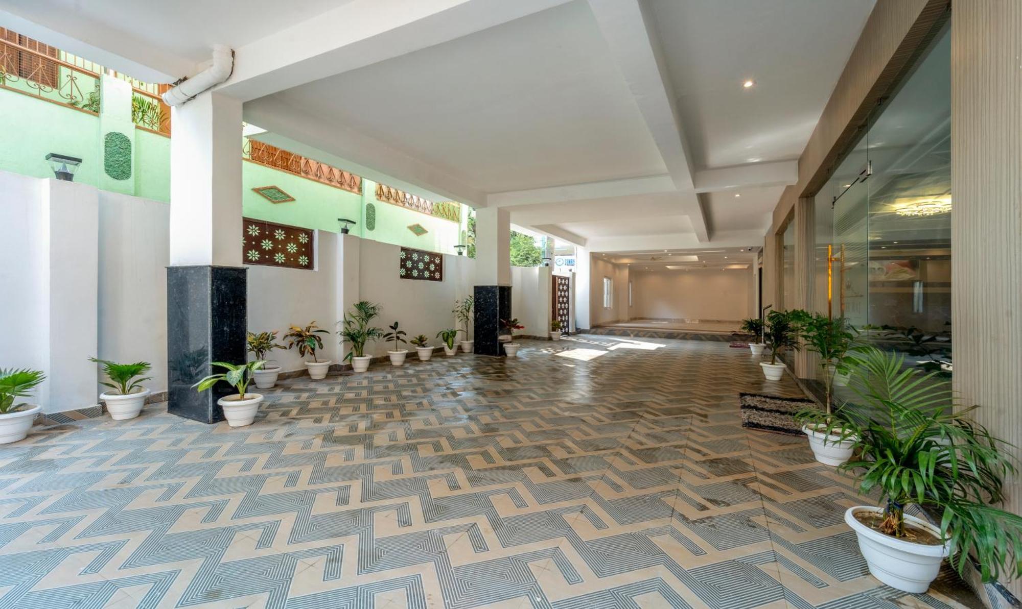 Treebo Raj Palace Váránaszi Kültér fotó
